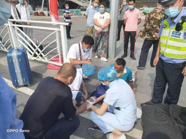 青岛|男子过马路踩空摔倒无法行走 青岛交警及时救助送医