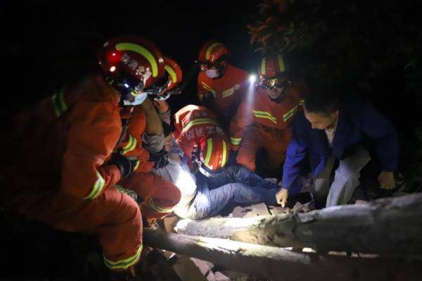 救援|惊险！湖北十堰一货车侧翻悬崖边，消防紧急救援