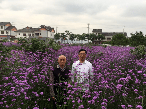 唐长青(右)说爸爸这辈子喜欢抽烟,更喜欢喝茶