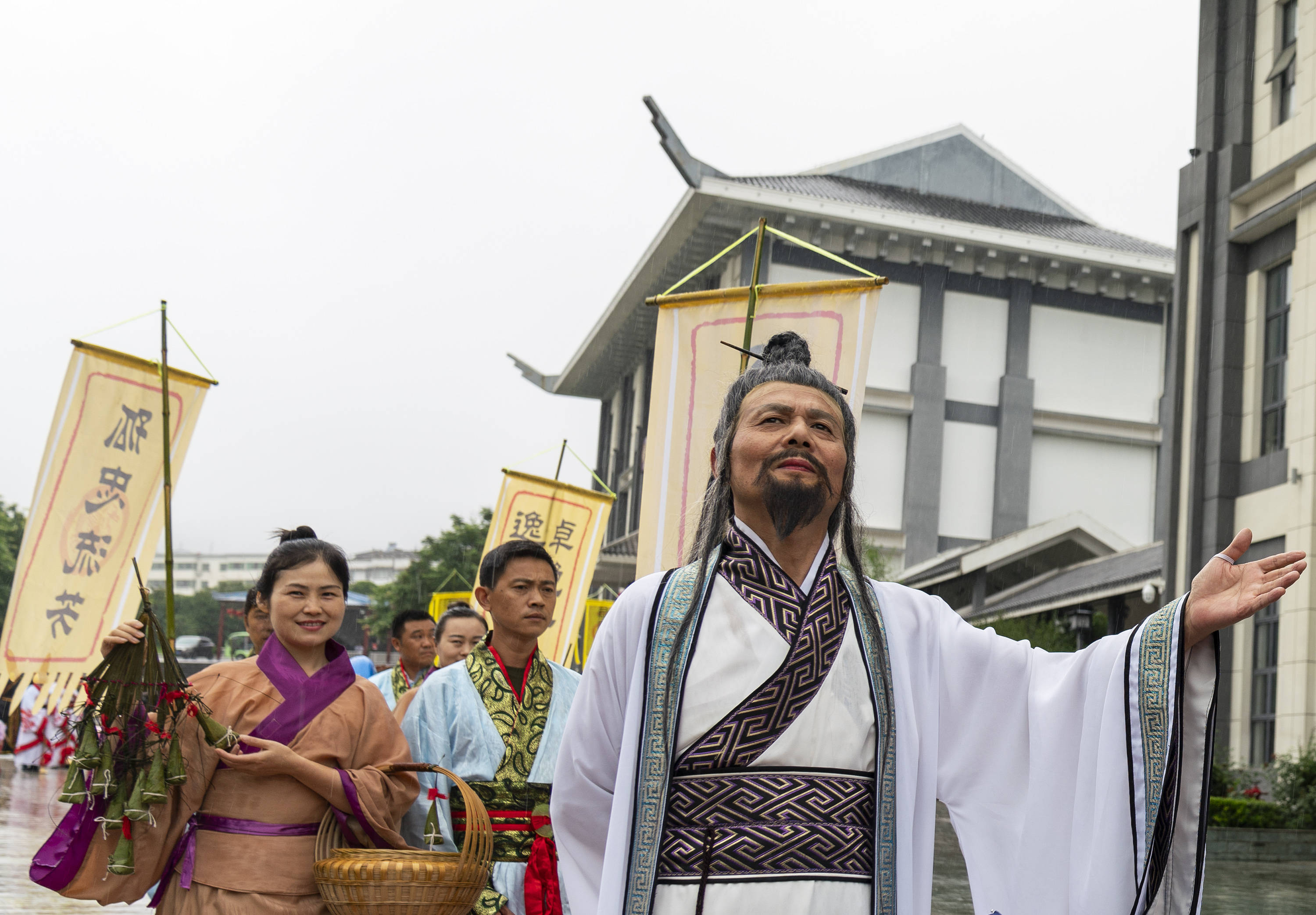 6月22日,屈原扮演者在屈原故里文化旅游区为游客表演.