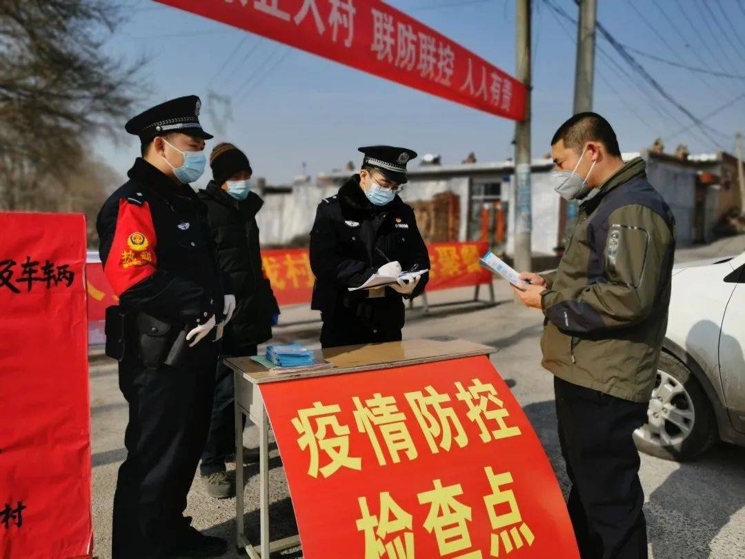 组织在岗青年民警成立了"青年突击队",他们一起在团旗下宣誓"疫情当前