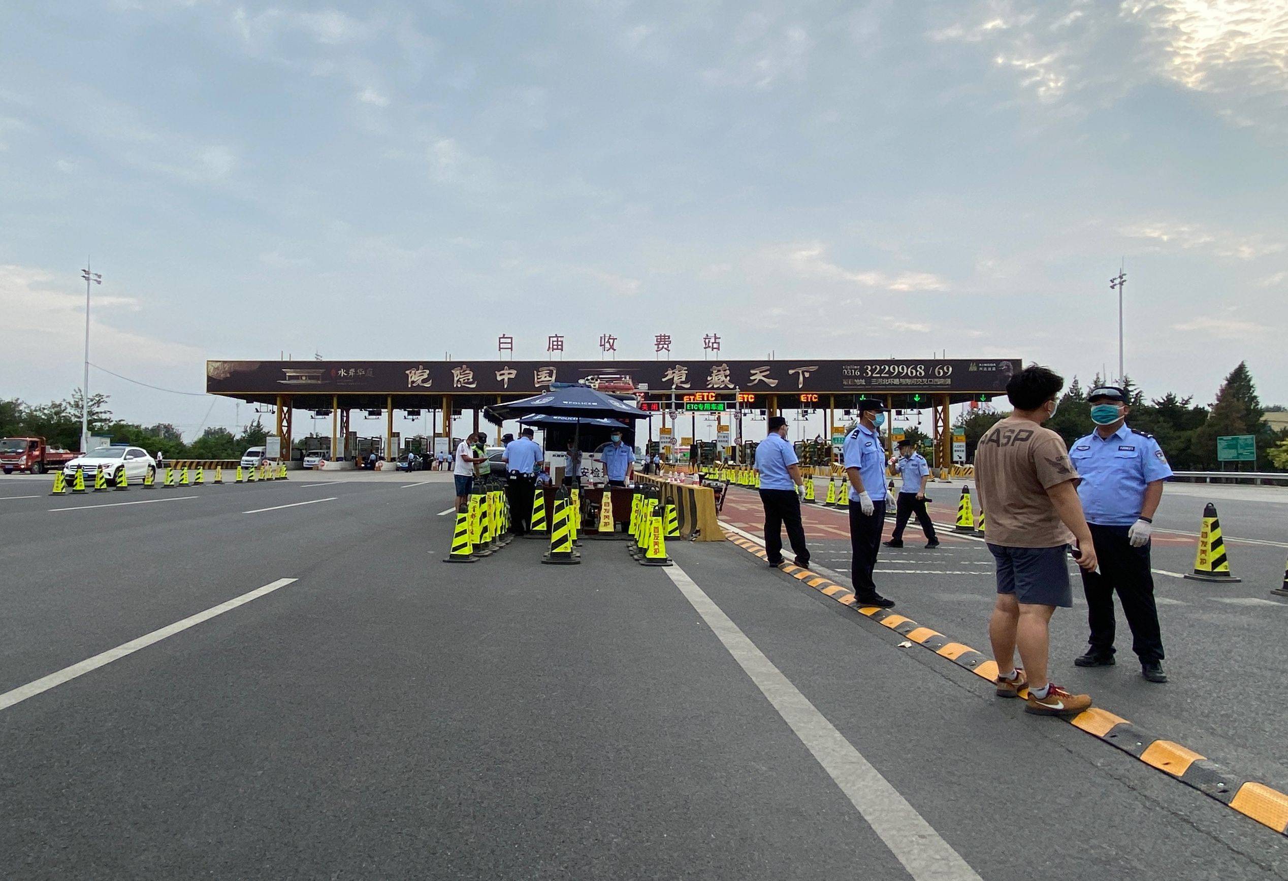 公路出京方向陆续开查核酸证明通勤人员可持身份证通行 检测