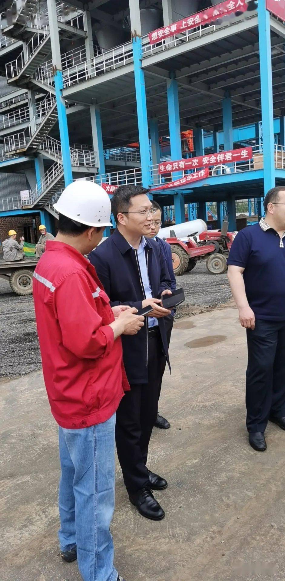 乌兰察布市副市长云鹏刚莅临旭峰公司考察指导工作