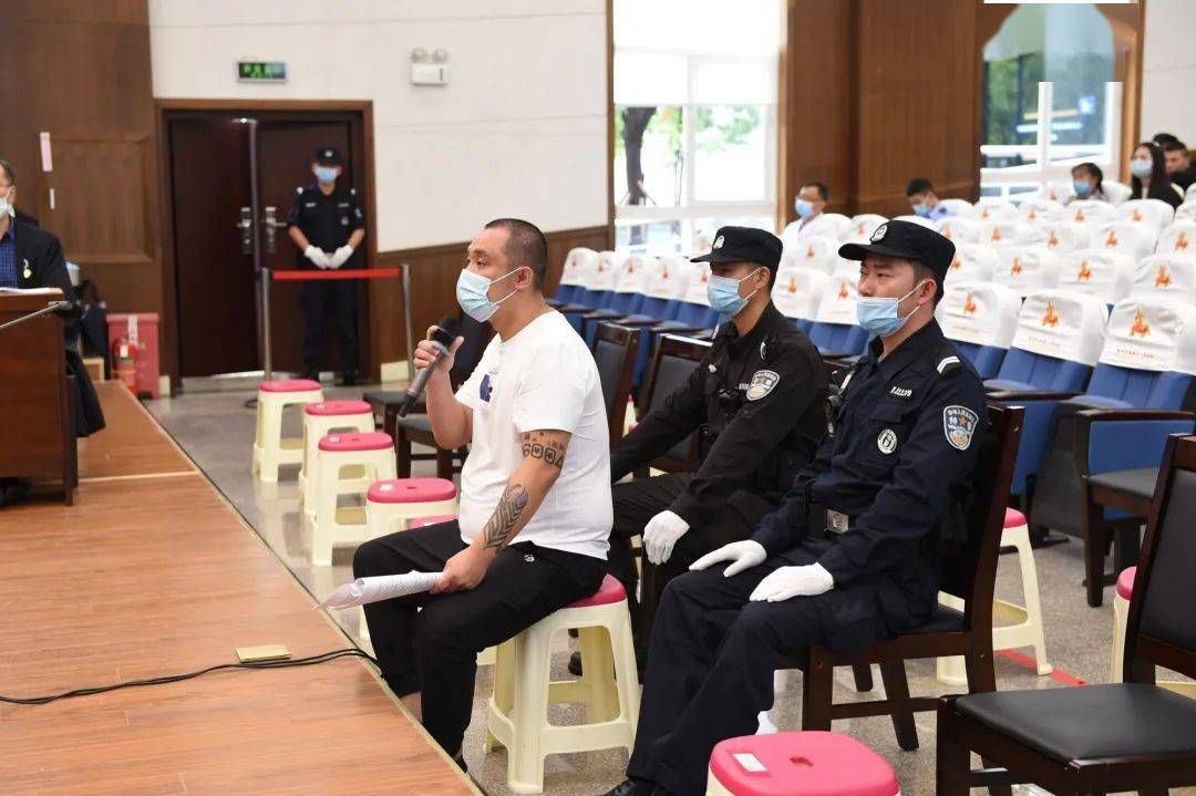 曲靖黑老大王亚新为首的19人犯罪集团被公审