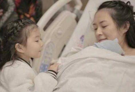 章子怡父亲节晒照，小儿子惊喜出镜，汪峰被三