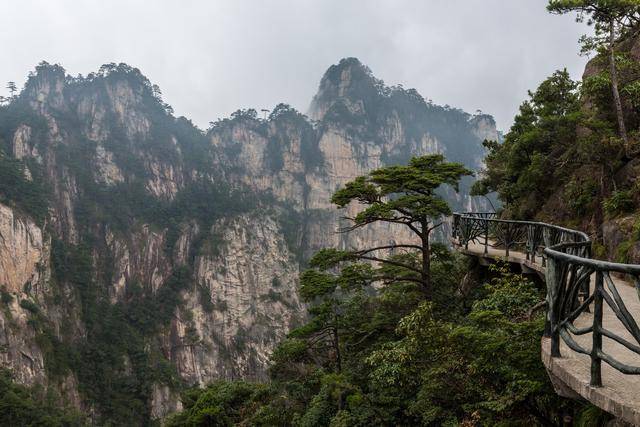 1/ 12 大明山位于杭州临安县西南部,为4a级风景名胜区.