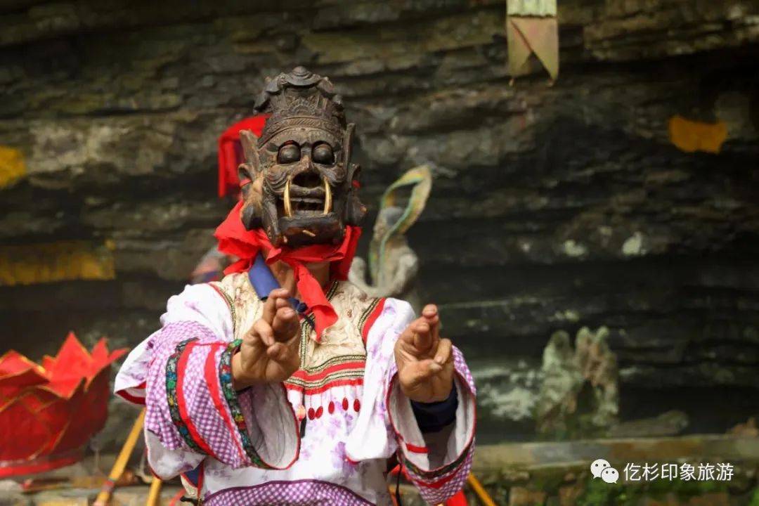 传说在古代,有妖上天告状仡佬族人不信奉鬼神,于是妖怪开始做坏,引用