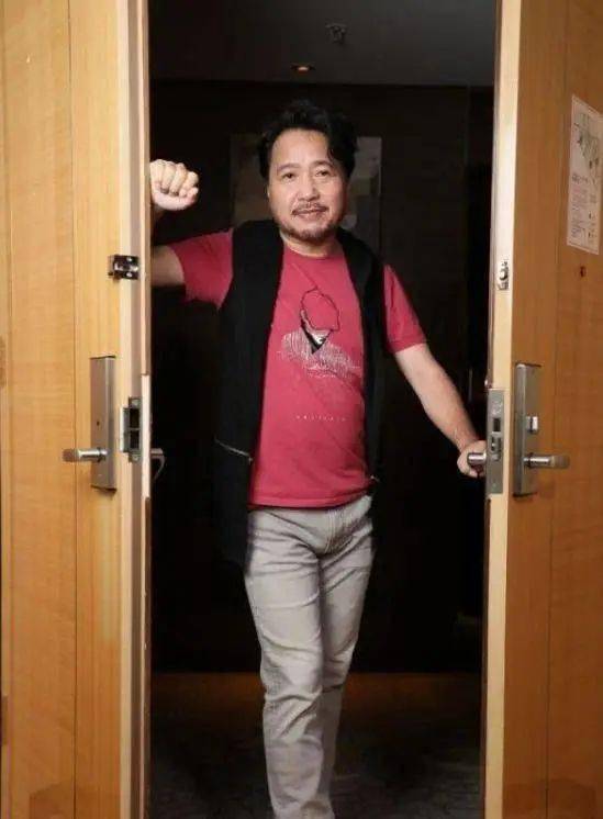 期待！TVB金牌绿叶离巢后首次挑战真人秀，身形