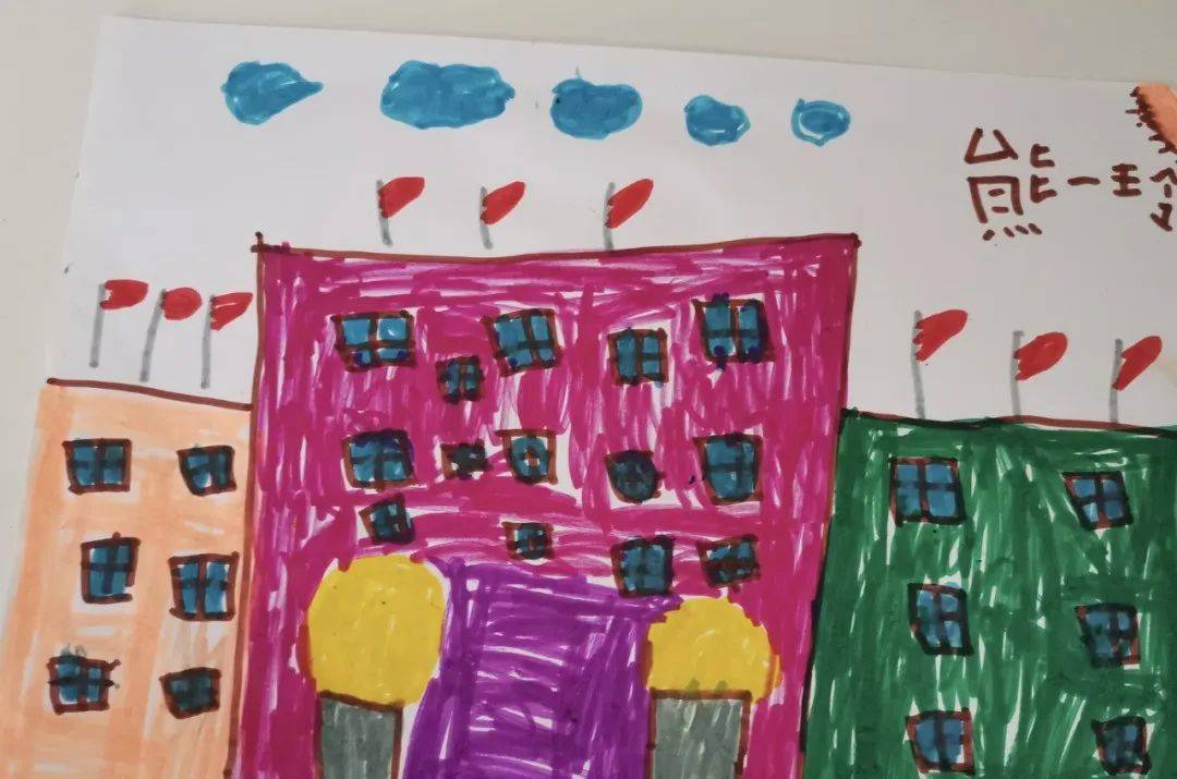 回到幼儿园,小朋友们拿出画笔,画出心中的小学的模样,学习和生活方式.