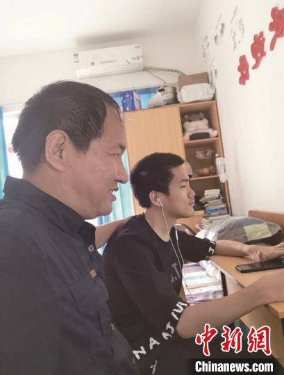 父亲陪伴患脑瘫的儿子上大学：我会一直陪着他