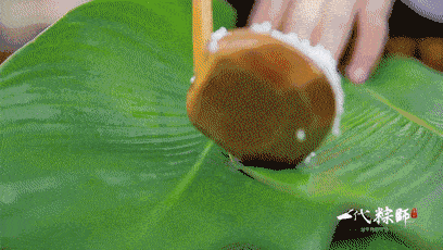 包粽子,是端午节的主要习俗.