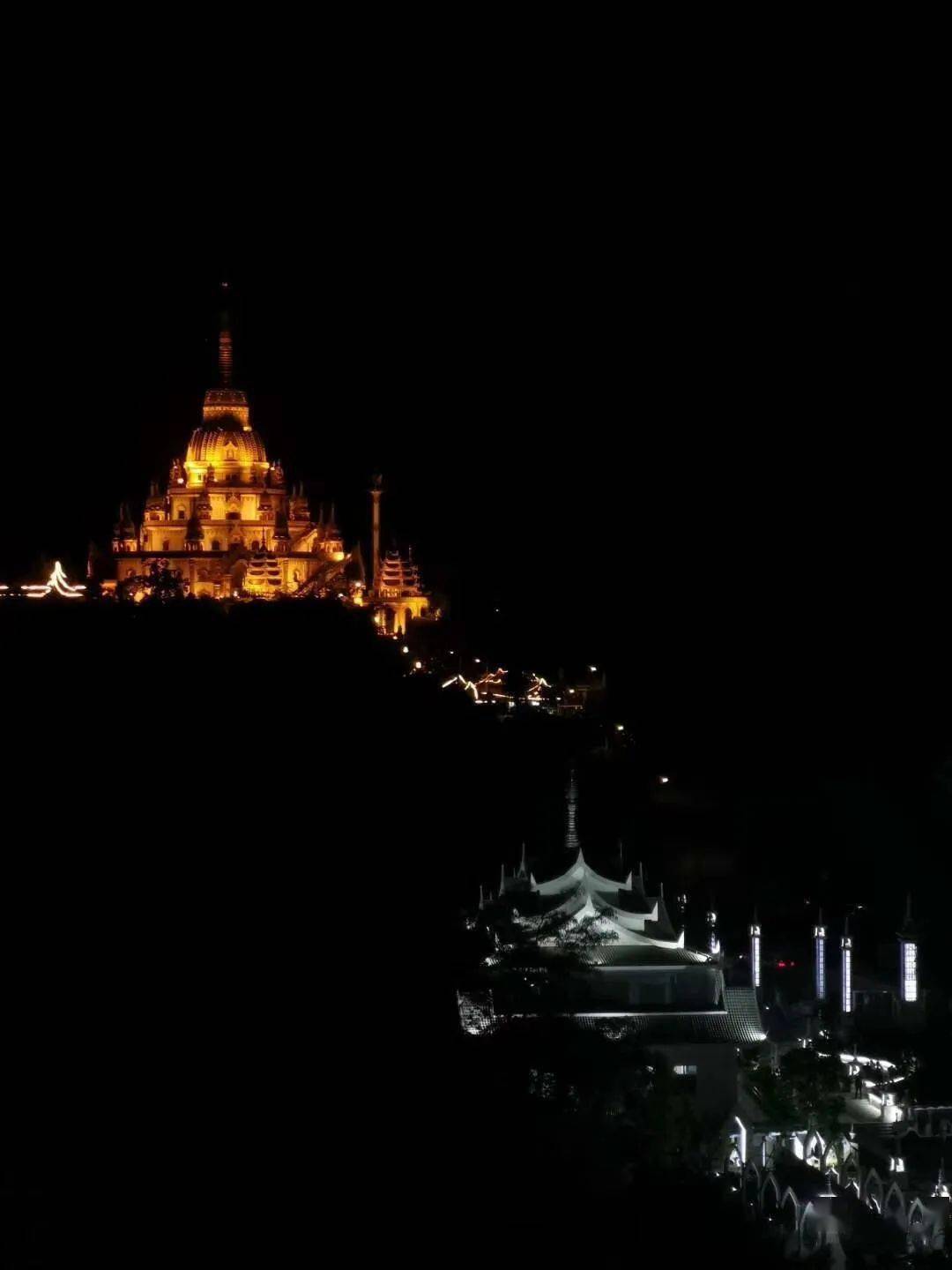 (此图为晚上交相辉映的勐焕大金塔和银塔,无论是近看还是远观都非常