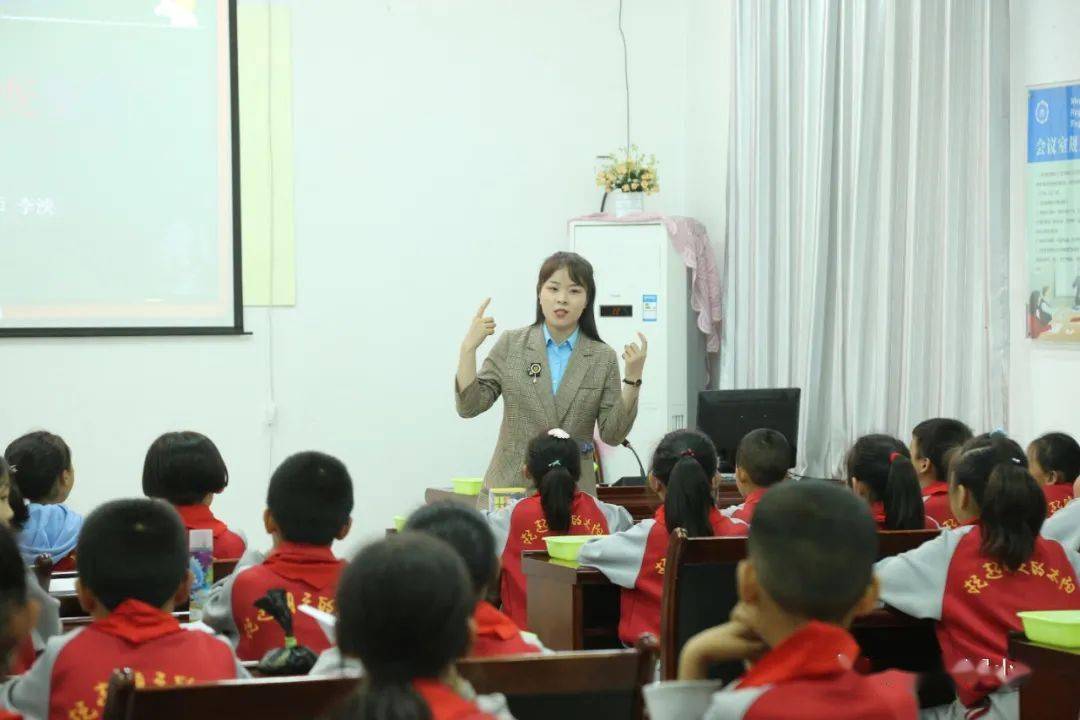 南湖小学李泱老师执教二年级科学《颜色变变变》