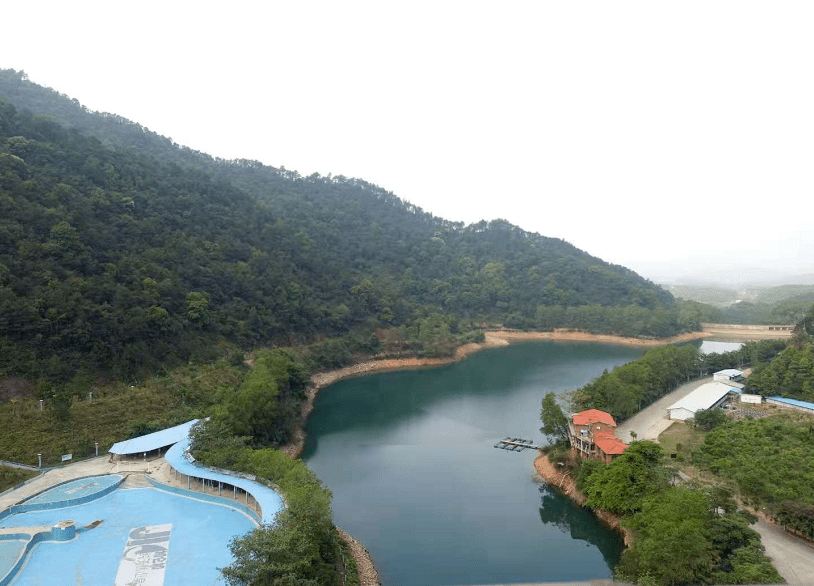 旖旎的自然风光尽收眼底,因而龙潭山风景区被誉为鹤山"西双版纳"