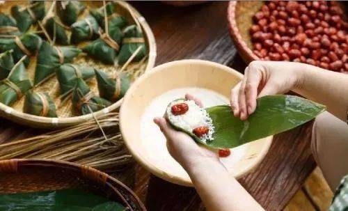 可粽子对小孩来说,是很难消化的食物,那么宝宝多大可以吃粽子?