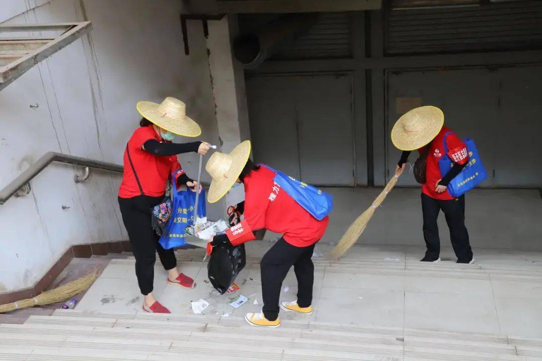 雅力富志愿者在打扫卫生,清洁垃圾