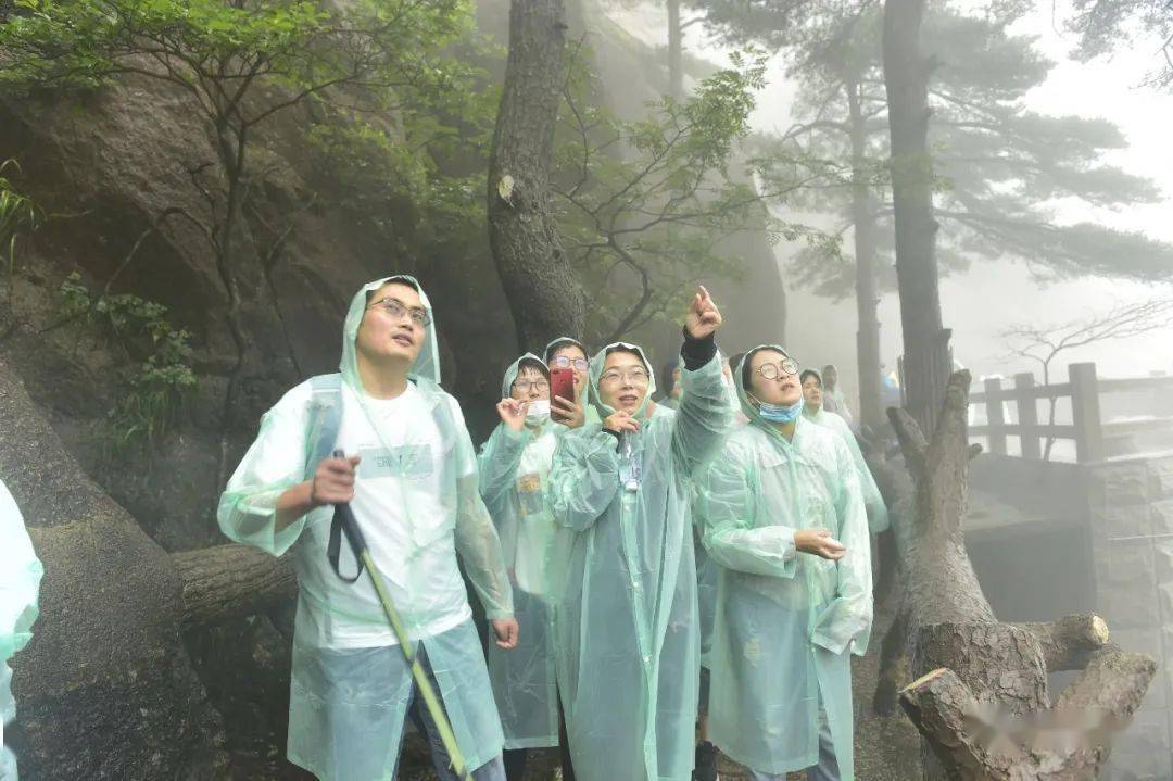 安徽省援鄂医疗队队员代表雨中登黄山