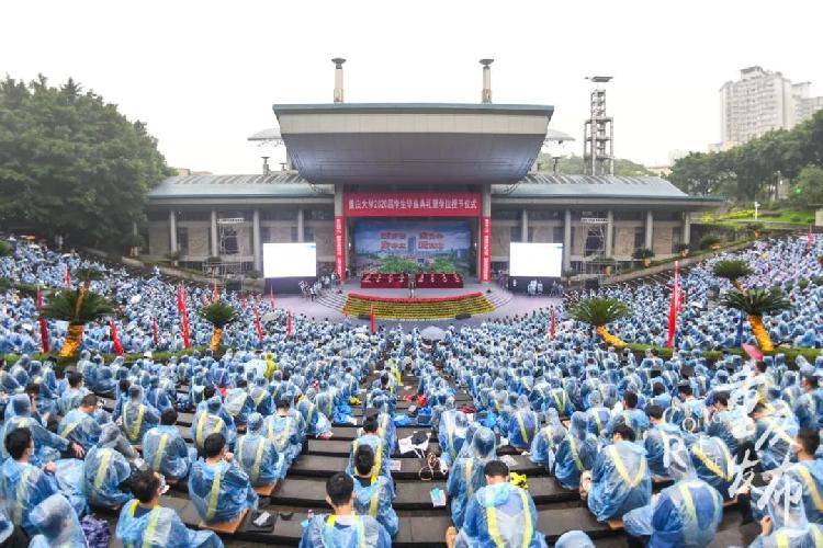 圈粉了！意大利留学生毕业典礼飙流利重庆话吸引近千万网友