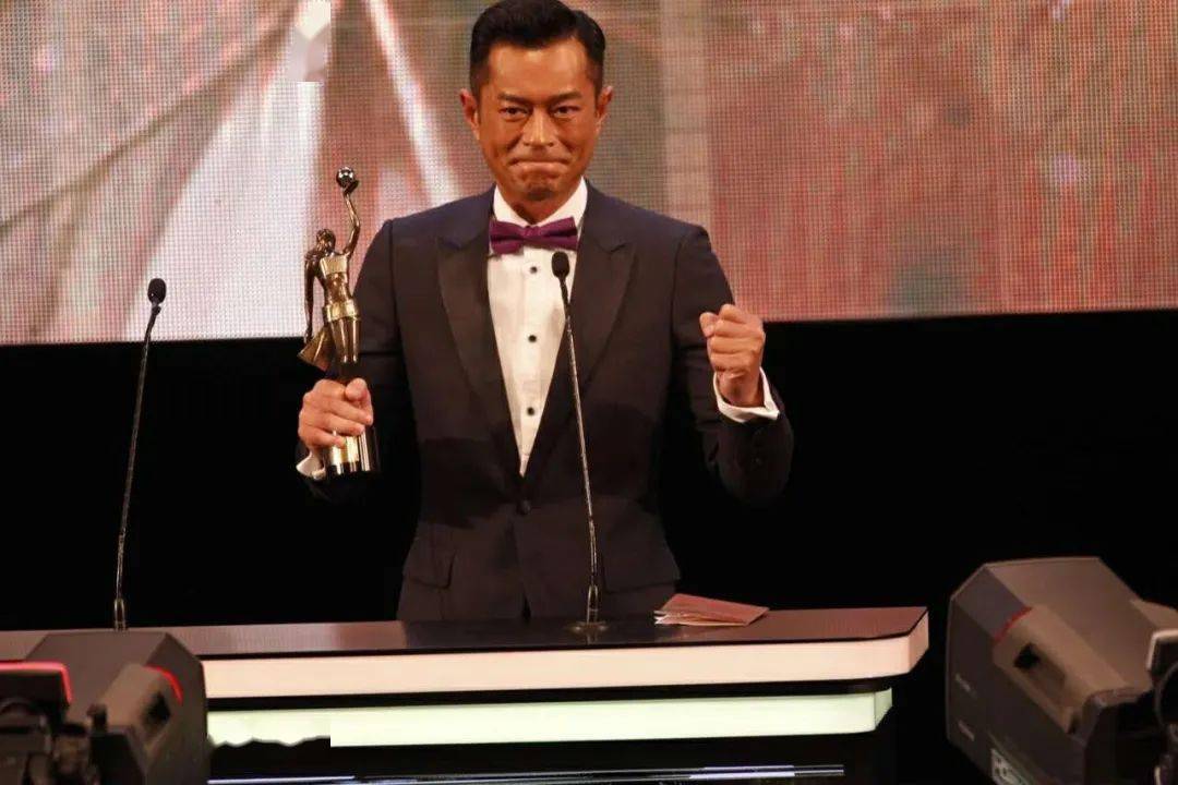 因为这样出色的演技,古天乐也获得了第37届香港电影金像奖最佳男主角.