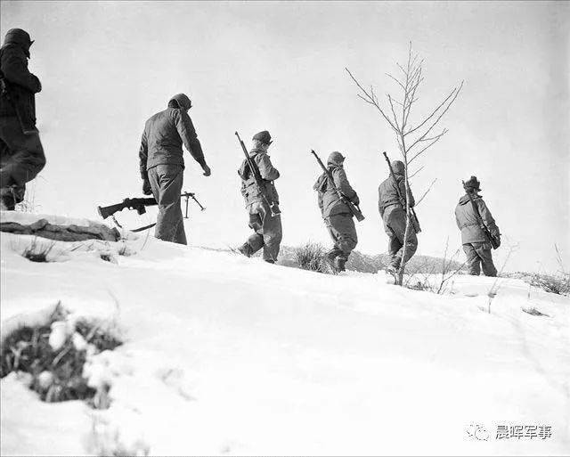 1951年1月3日,美军士兵在距汉城(现称首尔)10英里的山区雪地中行进.