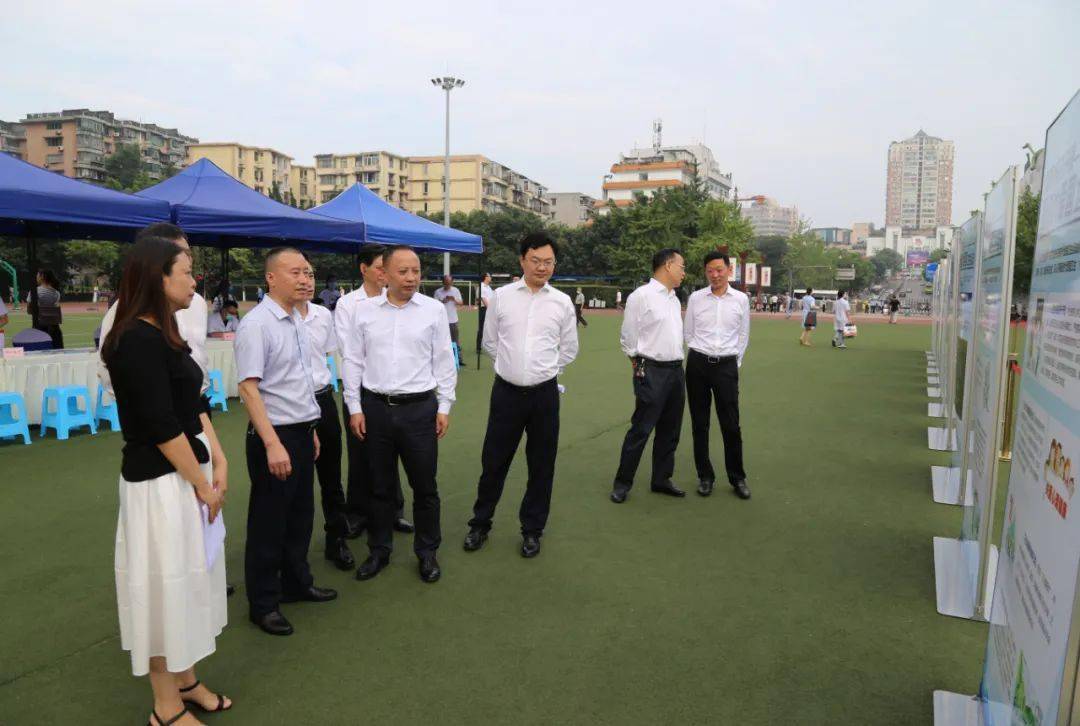 仪式上,自贡市副市长陈张铭宣读了《中共自贡市委办公室自贡市人民