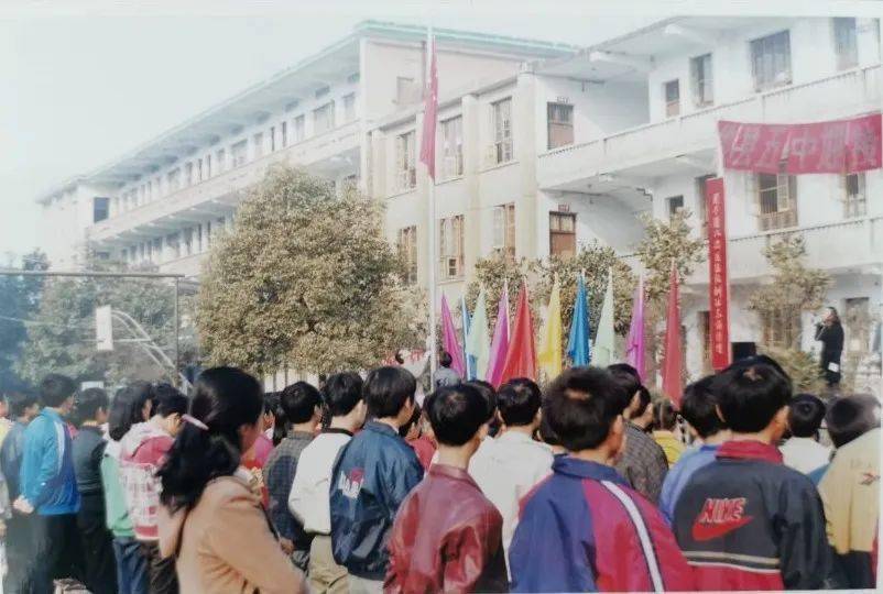 1972年开始招收高中学生.