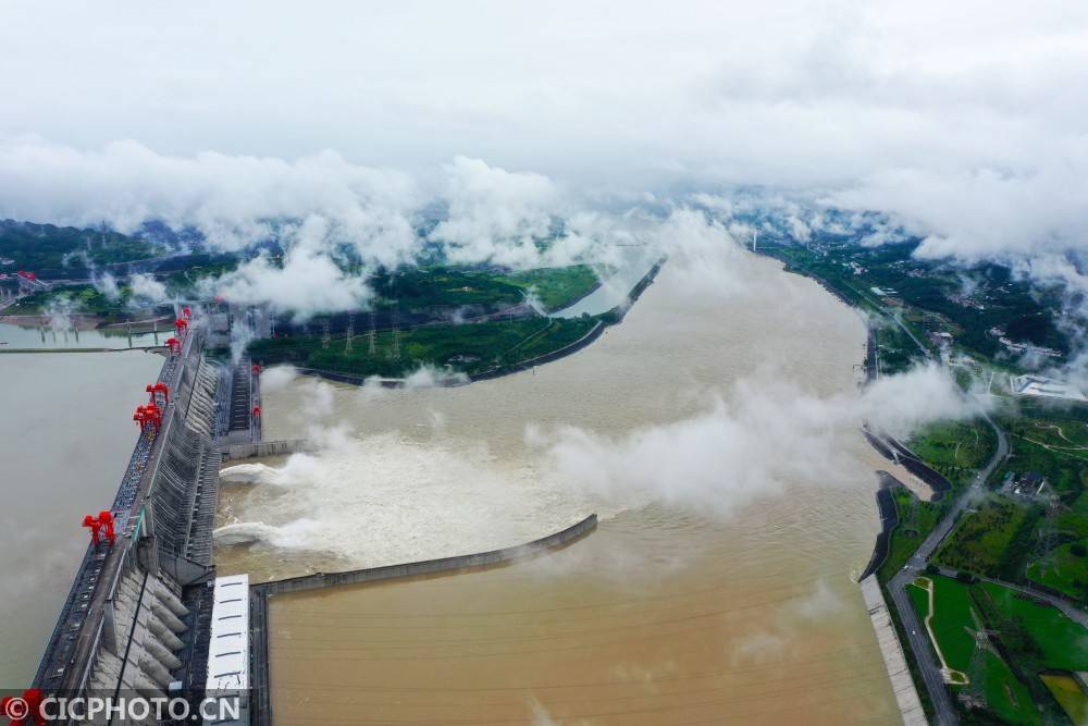 2020年6月28日,位于湖北省宜昌市的长江葛洲坝水利枢纽工程开闸泄洪.