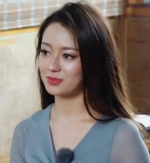 卸妆后的吉娜,相貌"平平无奇",网友:没有眼妆也就一普通人_手机搜狐网