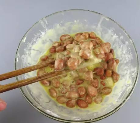 老公|花生米新吃法,老公1小碟就喝了2瓶白酒!把鸡蛋打在花生米里