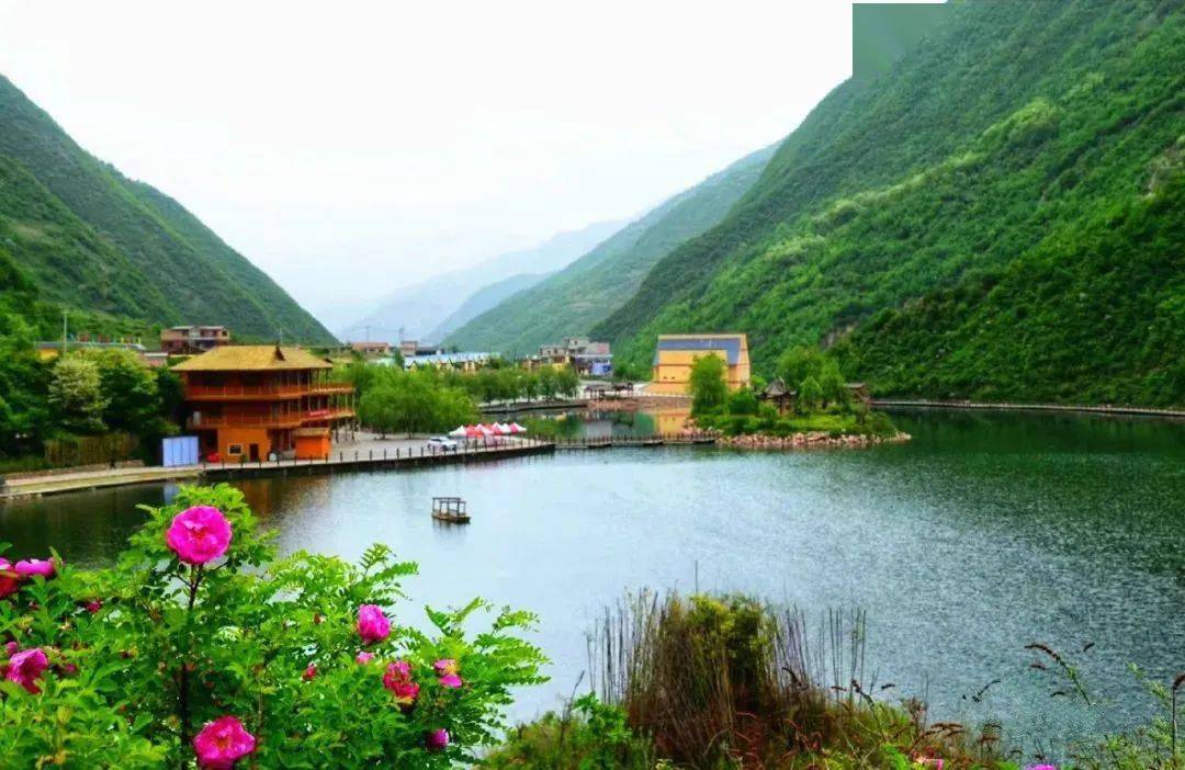 官鹅沟充满激情地吸纳着烈烈的阳光