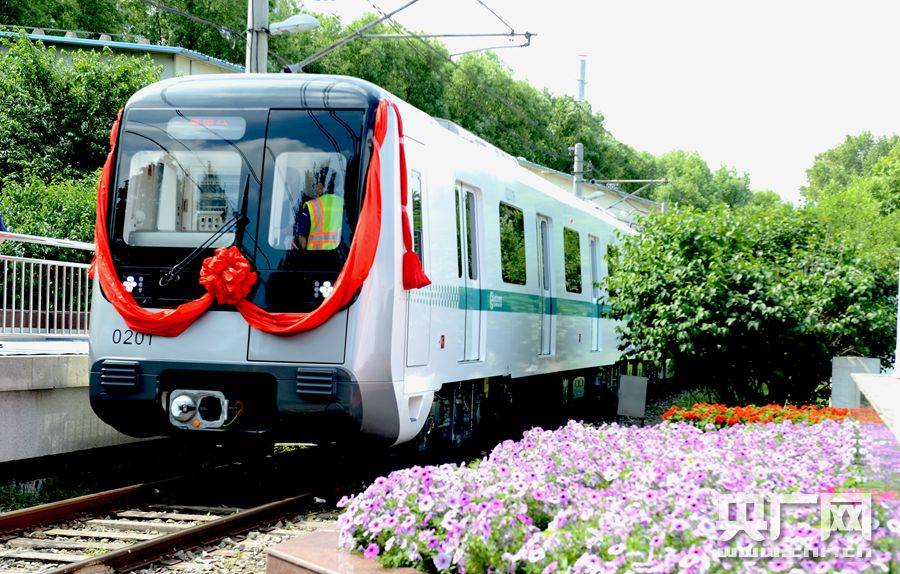 哈尔滨市轨道交通工程2号线一期首列车在中车长春轨道客车股份有限