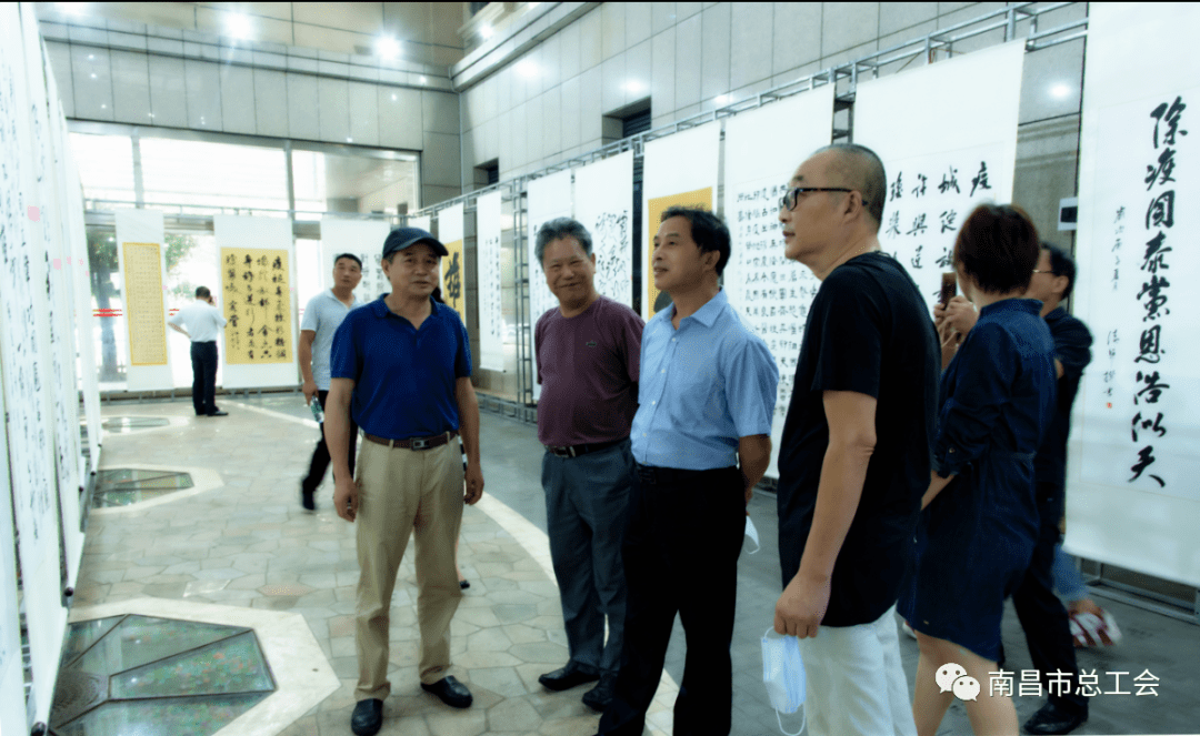 李福如参观"笔歌墨舞"全国抗疫诗词书法作品展