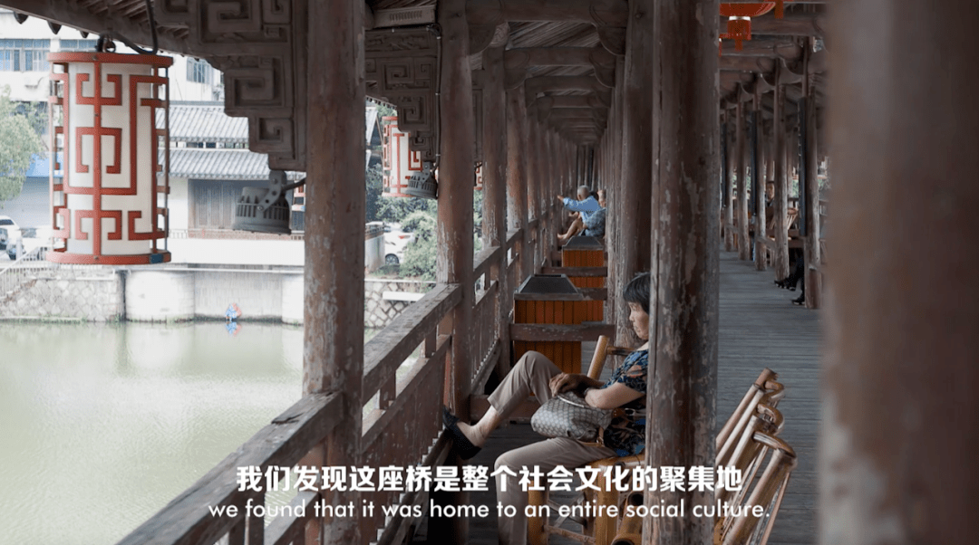 正值大雨,西津桥成了一个小型的社会文化聚集地,当地人在桥的庇护下