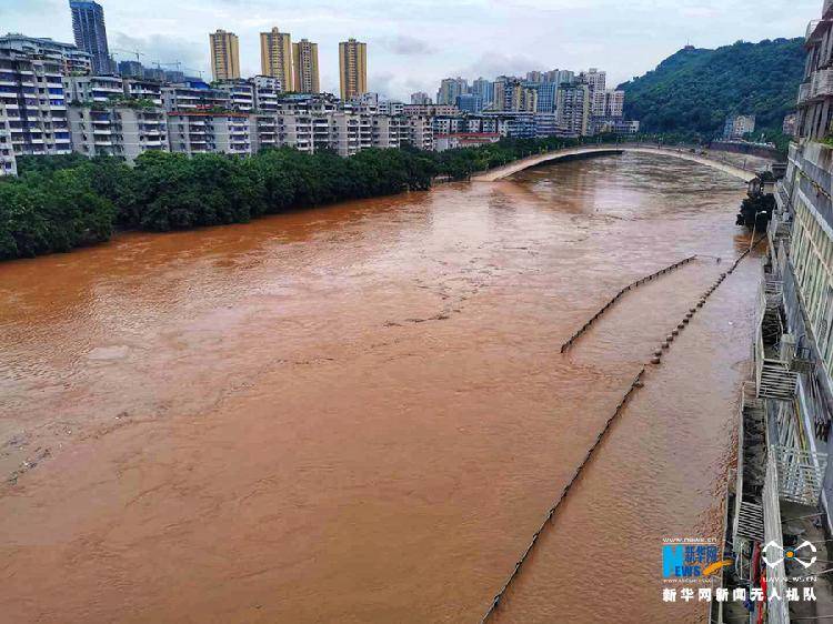 洪水来袭綦江再次告急 部分居民楼被淹