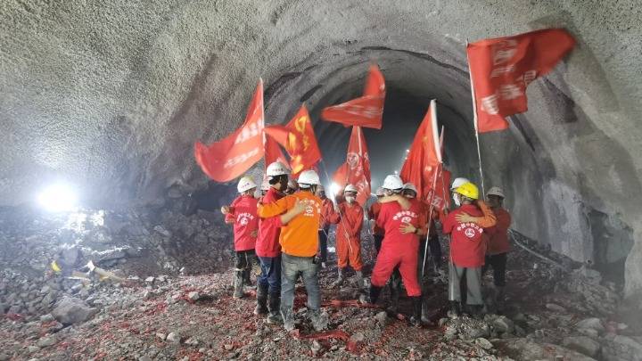 大临铁路最长隧道林保山隧道顺利贯通