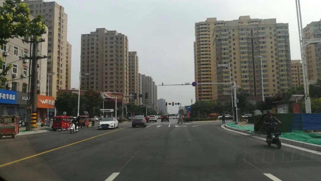 近日,辉县市九山路中段路段提质改造完毕,东关十字至灶君庙十字路面