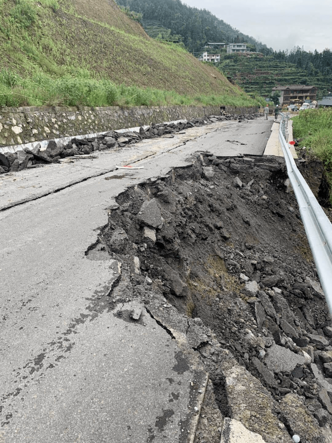 351国道(台小线)咸丰境k1905 200黄金洞乡永红沟建 始6月29日,339