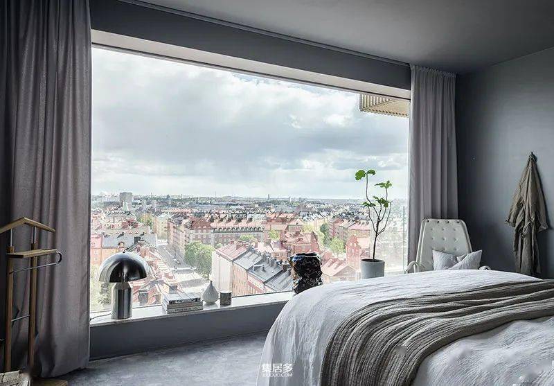 通过高大的玻璃窗,宽敞的阳台俯览斯德哥尔摩的屋顶美景(57平方米)
