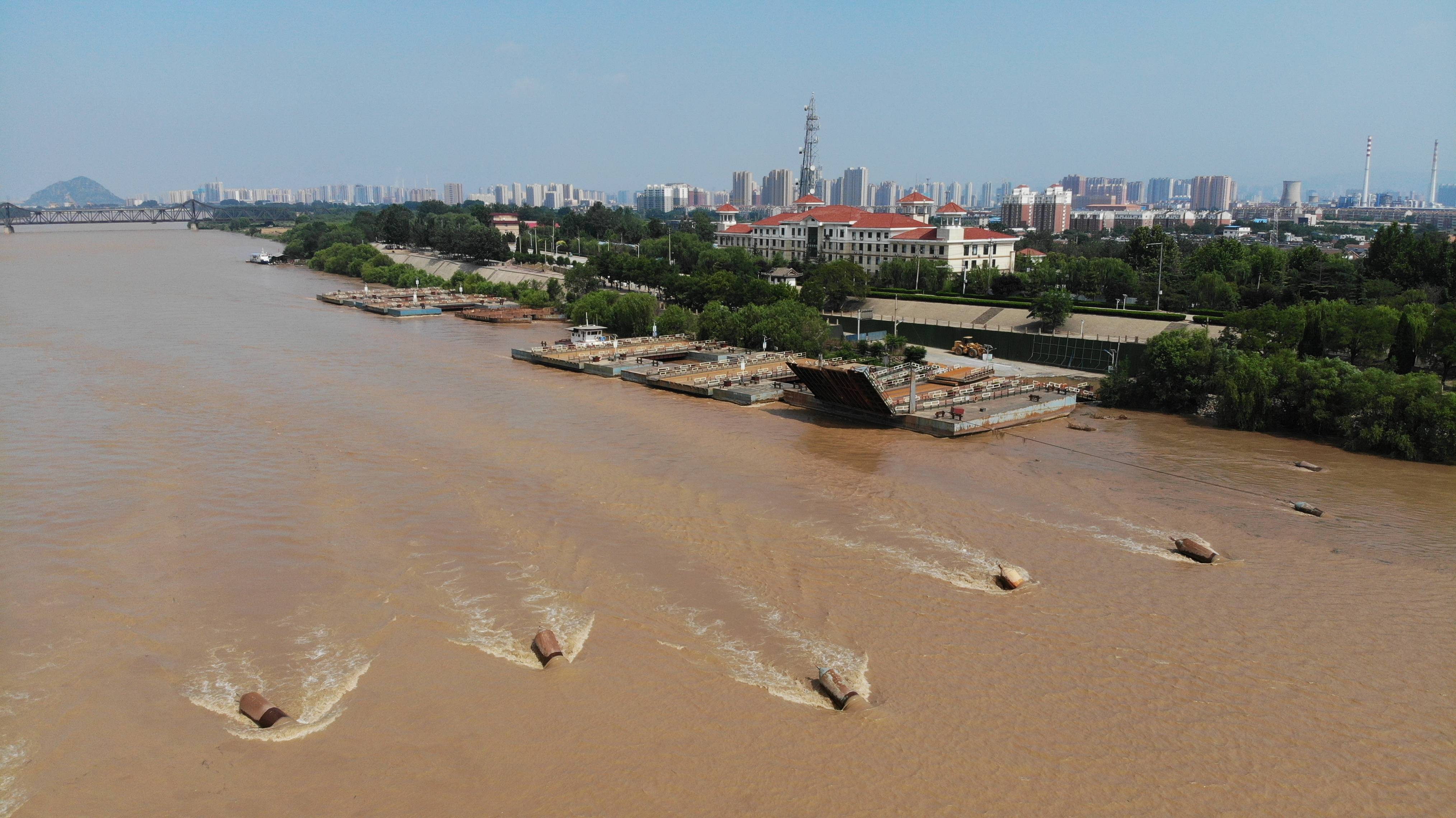 图为6月30日拍摄的黄河济南段泺口黄河铁路大桥附近的河面(无人机