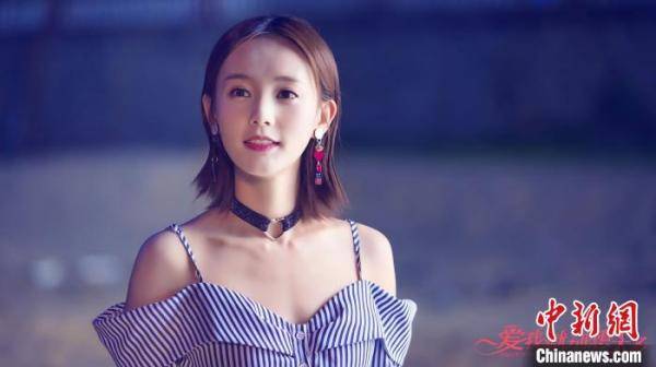 碰撞|李一桐谈与陈建斌演“忘年恋”：无压力碰撞出不少即兴火花