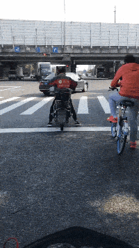 搞笑GIF:工作睡觉两不误,真是太厉害了!