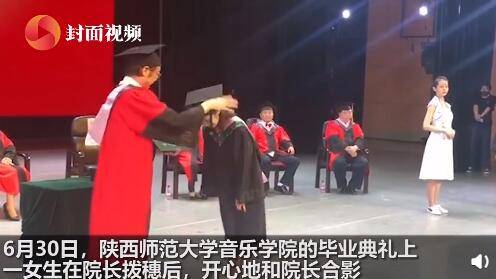 原因|尴尬!女生毕业典礼合影后忘拿毕业证 网友:只是来照个相