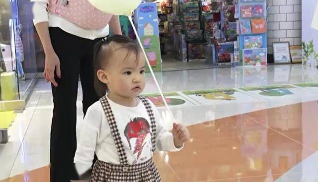 双胞胎|双胞胎女儿越长越不像，身高差明显杨威晒三子女在豪宅玩耍照