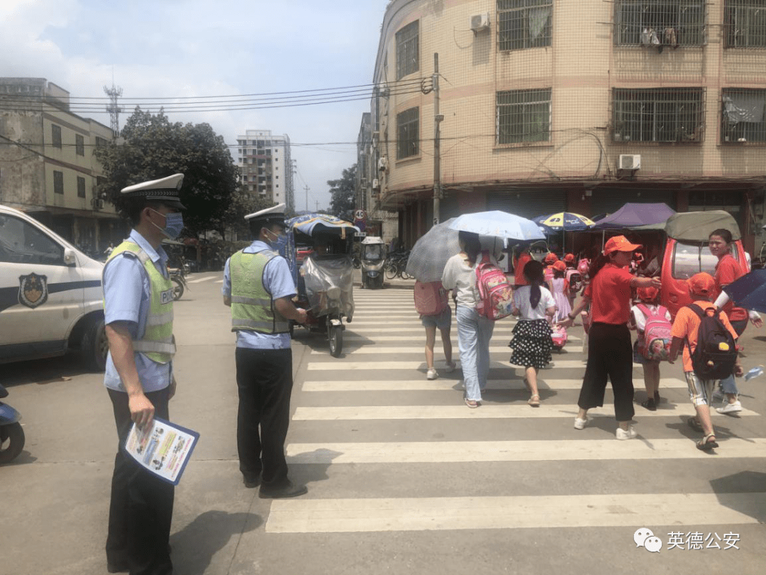 英德东华镇发现一辆三轮车改装上围栏用于接送学生,危险!