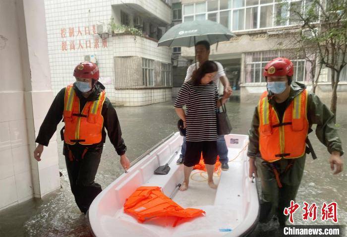 救援|强降雨致湖北黄冈局地内涝 消防疏散转移30余人