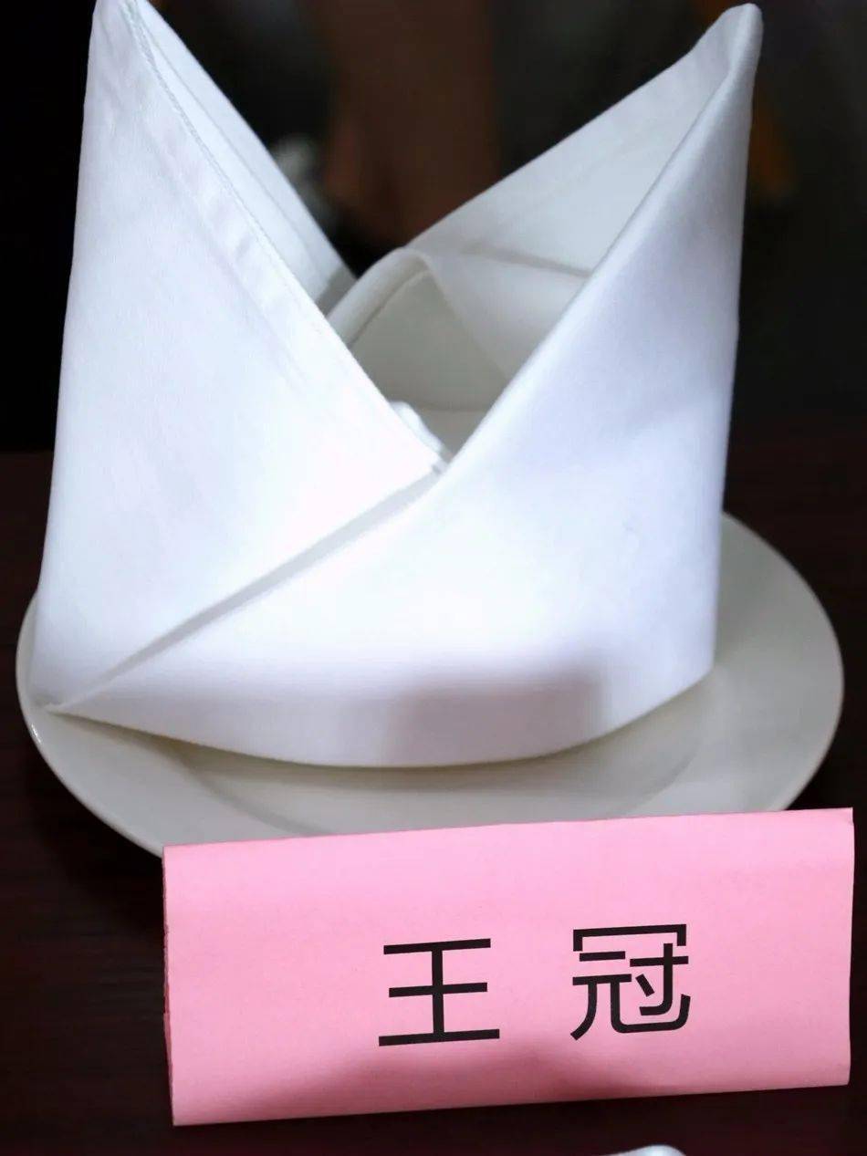捏,拉基本折叠技法折叠餐巾花,折出不少于十种不同款式的餐巾花,杯花