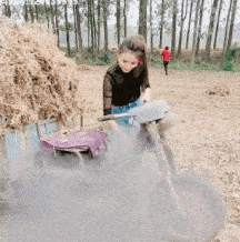爆笑GIF:家里有这么个能干的媳妇,还用担心一亩三分地吗?