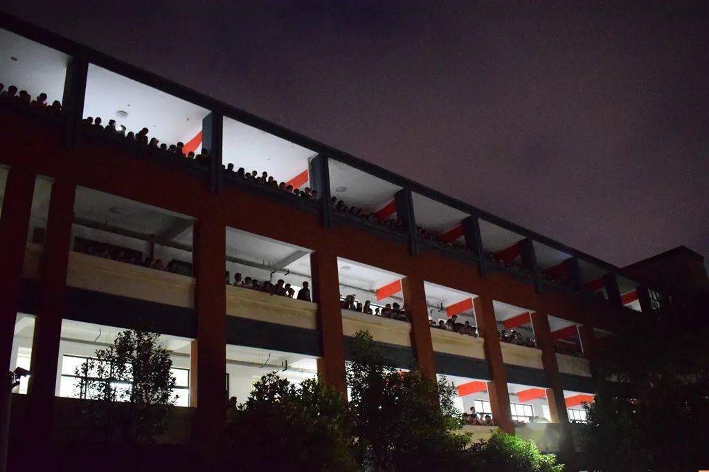 高三|永远难忘…海宁3所学校晚上出现震撼一幕…