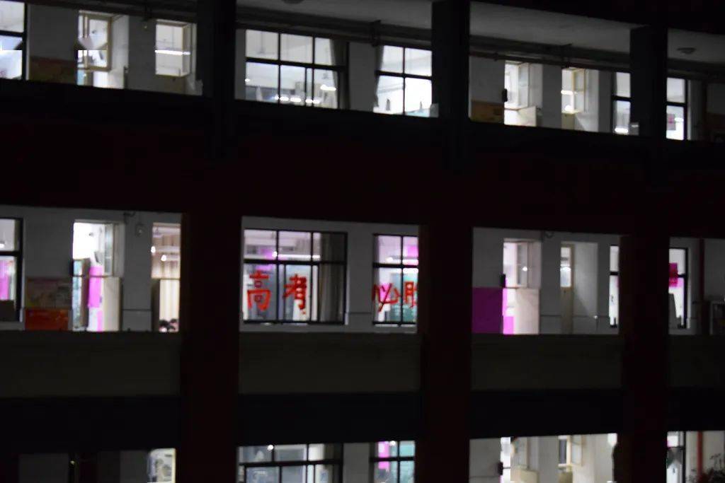 高三|永远难忘…海宁3所学校晚上出现震撼一幕…