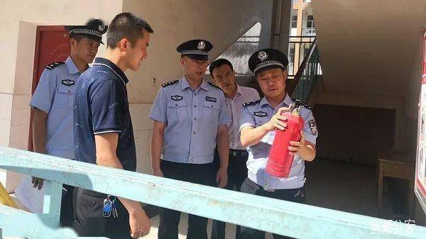 武都:民警下村抓捕犯罪嫌疑人